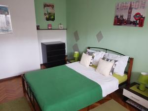 um quarto com uma cama verde e branca em Apartman Lena em Split