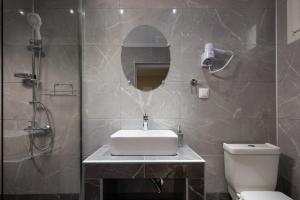A bathroom at De plata apartments