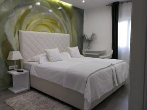 Кровать или кровати в номере Palladium II City Center Apartments