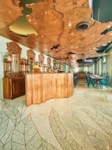 a bar in a restaurant with a wooden ceiling at Hotel Boutique Casona del Colegio in Cartagena de Indias
