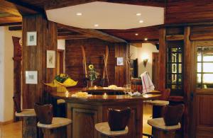 Un restaurante u otro lugar para comer en Hotel Antika