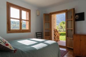 1 dormitorio con cama, ventana y puerta en Casa Usborne, en Berodia