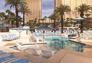Bazén v ubytování Delano Las Vegas at Mandalay Bay nebo v jeho okolí