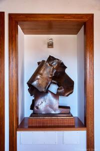 uma escultura numa moldura de madeira numa prateleira em Platanera Suites em Icod de los Vinos