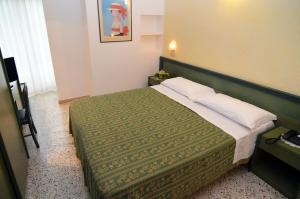 Postel nebo postele na pokoji v ubytování Hotel Adele + 37 fotografií