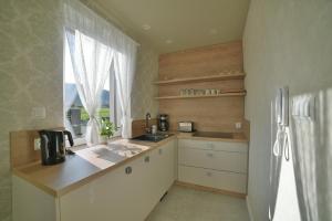Kuchyňa alebo kuchynka v ubytovaní Apartamenty Górskie Widoki koło Szczyrku