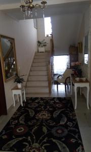 uma sala de estar com escadas e um tapete em Villa Dolce Vita em Vodice