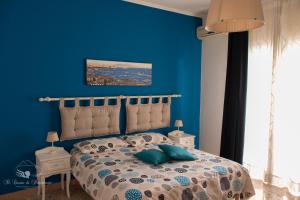ein blaues Schlafzimmer mit einem Bett mit blauen Wänden in der Unterkunft Il Canto di Partenope in Neapel