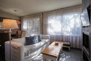 TV a/nebo společenská místnost v ubytování Villa Juana Bungalows & Suites