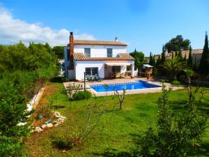 a house with a swimming pool in a yard at Casa del Arte in L'Ametlla de Mar