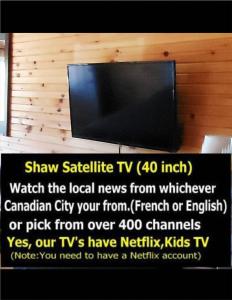 TV de pantalla plana colgada en la pared en Boardwalk Motel en Cavendish