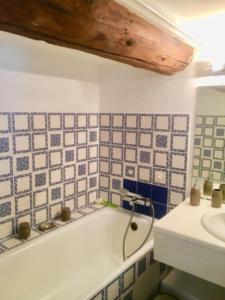 A bathroom at Le Massilia de Steenia