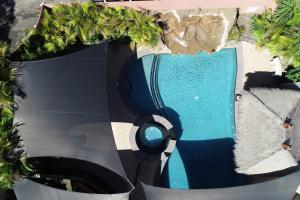 uma vista superior de uma piscina com um escorrega aquático em Sleepy Hill Motor Inn em Raymond Terrace