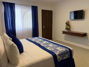 سرير أو أسرّة في غرفة في Hotel Catedral Valladolid Yucatan