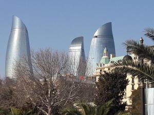 un grupo de edificios en una ciudad con árboles en Xaqani Küçəsi 1 BEDROOM F -1, en Baku