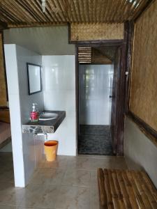 A bathroom at Tapik Beach Park Guest House