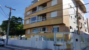 un edificio al lado de una calle en Tranquilidade, en Florianópolis