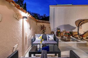 eine Terrasse mit einer Couch und einem Tisch in der Unterkunft Villa Porto in Krnica