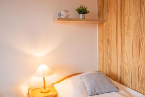 a bedroom with a bed and a lamp on a table at Haus am Deich Wohnung 11 in Dahme