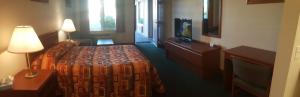Postel nebo postele na pokoji v ubytování Express Inn & Suites Eugene