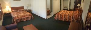 Postel nebo postele na pokoji v ubytování Express Inn & Suites Eugene