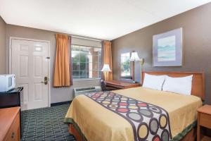 A bed or beds in a room at Super 8 by Wyndham Marysville