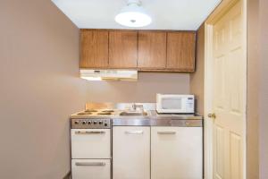 A kitchen or kitchenette at Super 8 by Wyndham Marysville