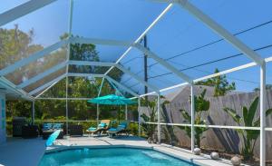 um pátio com uma piscina com um telhado de vidro em Contemporary Cozy Pool Villa II - Pool & Nearby Beach em Venice