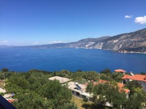 a view of a large body of water with mountains at Europe Studios in Zóla