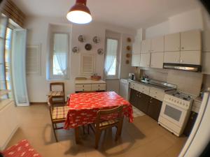une cuisine avec une table et un chiffon rouge dans l'établissement number40laspezia, à La Spezia