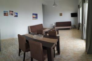 A television and/or entertainment centre at GEOMAR HOUSE 2 SKY AND VIEW