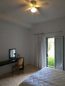 A bed or beds in a room at GEOMAR HOUSE 2 SKY AND VIEW Még 30 kép
