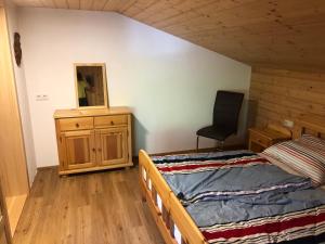 Tempat tidur dalam kamar di Ferienwohnung am Waldrand von Egg /Bregenzer Wald