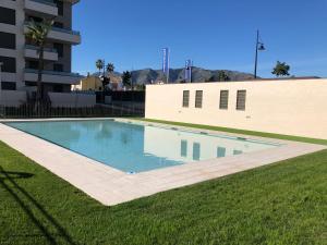 una piscina en un patio junto a un edificio en Suite Home Los Alamos sol, playa y golf , parking&Wifi, en Torremolinos
