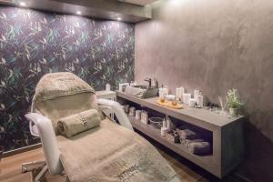 Ntinas Filoxenia Hotel & Spa的休息区