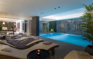 Ntinas Filoxenia Hotel & Spa内部或周边的泳池