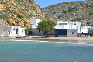 - une plage avec des bâtiments blancs et l'océan dans l'établissement Sifnos Sea Lovers, à Cherronisos