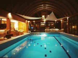 una gran piscina en una habitación de hotel en Deluxe Villa Coast River Sarajevo, en Visoko