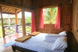 Tempat tidur dalam kamar di Desa Limasan Resort