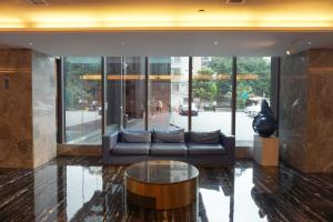 廣州的住宿－廣州麗柏國際酒店，客厅配有沙发和桌子