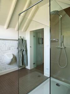 W łazience znajduje się szklana kabina prysznicowa i umywalka. w obiekcie Country House Duinhof w mieście De Haan