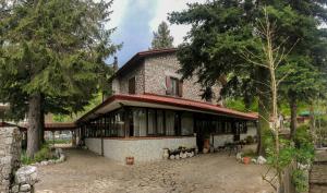 una casa de piedra con muchas ventanas en Agriturismo Falode en Castello del Matese