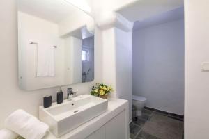 Kúpeľňa v ubytovaní Villa Tonic by Mykonos Mood