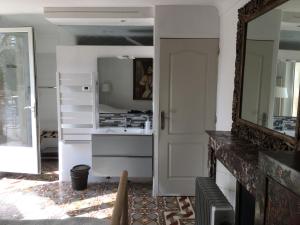 Zimmer mit einer weißen Tür und einem Spiegel in der Unterkunft Mas à Cheval-Blanc en Provence in Cheval-Blanc