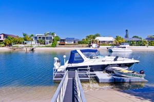 Gallery image of SEACLUSION 5 bed waterfront, sleeps 12 in Gold Coast
