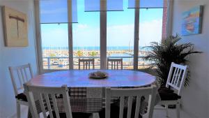 マズノウにあるCATALINA PORT & BEACH -3 dormitoriosのダイニングルーム(海の景色を望むダイニングテーブル付)