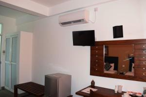 Televiisor ja/või meelelahutuskeskus majutusasutuses Nildiya Riverside Safari Hotel