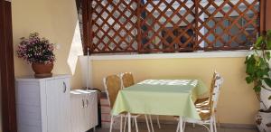- stół i krzesła w pokoju z balkonem w obiekcie Smjestaj „Cubrilo" w mieście Herceg Novi