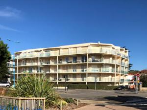 ein großes Apartmenthaus mit Balkon und Parkplatz in der Unterkunft RÉSIDENCE ALCANTARA vue mer, première ligne in Saint-Brevin-les-Pins