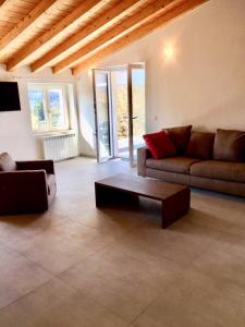 un salon avec un canapé et une table basse dans l'établissement New penthouse - Cinque Terre, Tuscany, Liguria, Lerici #4, à Lerici